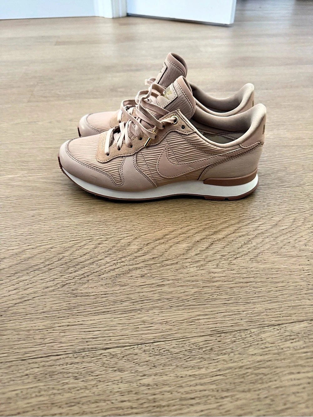 Nike Women's Internationalist Premium Sneakers Pink US 7.5